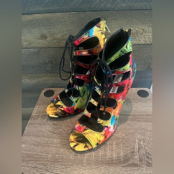 Steve Madden Cythiaa Floral Multi Lace-Up Peep
Toe Booties Size 7.5 - Picture 6 of 16